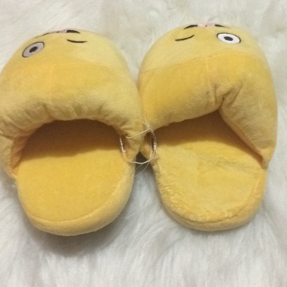 Kids Emoji Slippers - Picture 3 of 4